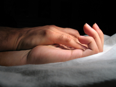 holding-hands-in-bed2