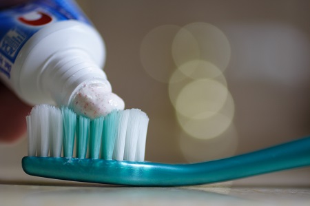 13 креативни употреби на пастата за зъби (без миенето на зъби!)