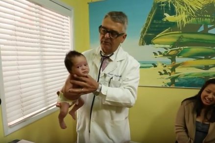 Трикове за родители: Педиатър показва „Хватката” за успокояване на плача на всяко бебе