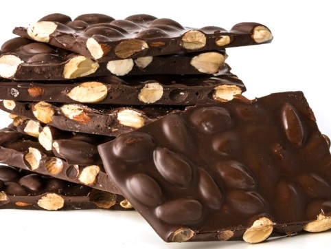Експертите разкриват най-вкусния „лек за холестерола” от черен шоколад и бадеми